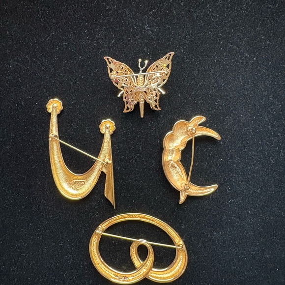 Monet Brooch Lot - Picture 6 of 7